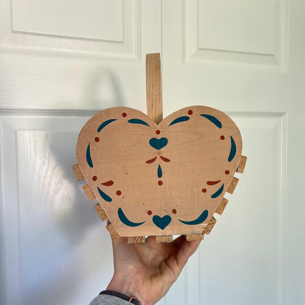 Sawmill Critters Vintage Heart Wood Slat Basket Folk Art Tennessee Hand Painted